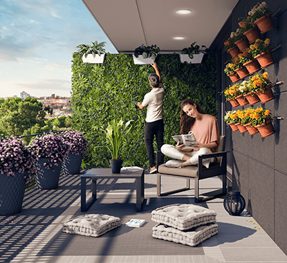 Rapariga a ver na varanda sentada numa cadeira e rapaz a tratar das plantas junto a um jardim vertical